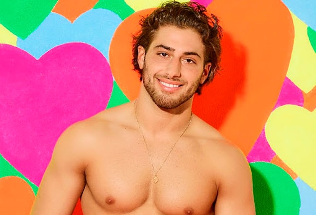 23. Kemal Çetinay, İngiltere'nin en popüler şovu 'Love Island'ın 2017 birincisi olmuş ve yaptığı şarkı ülkede listelere üst sıralardan giriş yapmıştı.