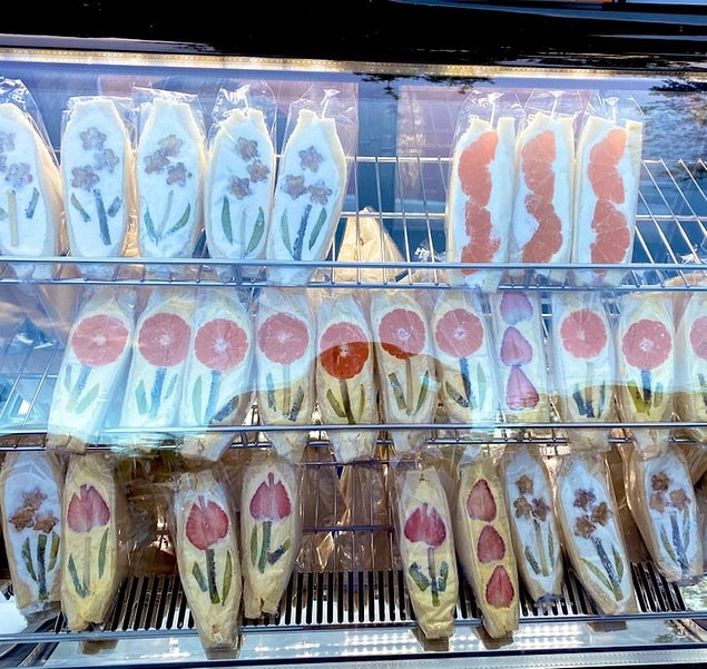 2. Sunum güzelliğine önem veren Japonların çiçek desenli sandviçleri.