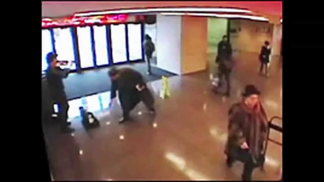 Üç yaşında bir çocuk ilgiyle kemancının önünde dursa da annesi onu çekiştirerek götürür.