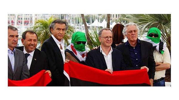 Lévy, Cannes’da filminin gösterimine Özgür Suriye Ordusu bayrağını yüzüne sarmış iki kişiyle böyle çıkmıştı.