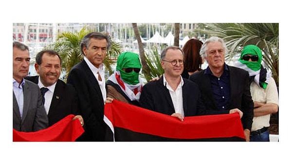 Lévy, Cannes’da filminin gösterimine Özgür Suriye Ordusu bayrağını yüzüne sarmış iki kişiyle böyle çıkmıştı.