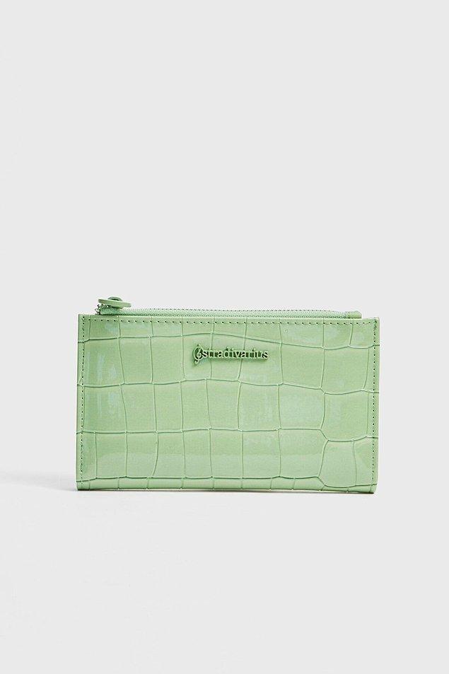 14. Tatlı yeşil renkte rugan görünümlü Stradivarius cüzdan!