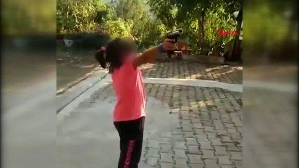 Kızın tabancayı kendisine doğru tutmasına kızan amca, kızın "Korkuyorum" sözlerine rağmen yeniden ateş etmesini istedi. İşte o anlar...