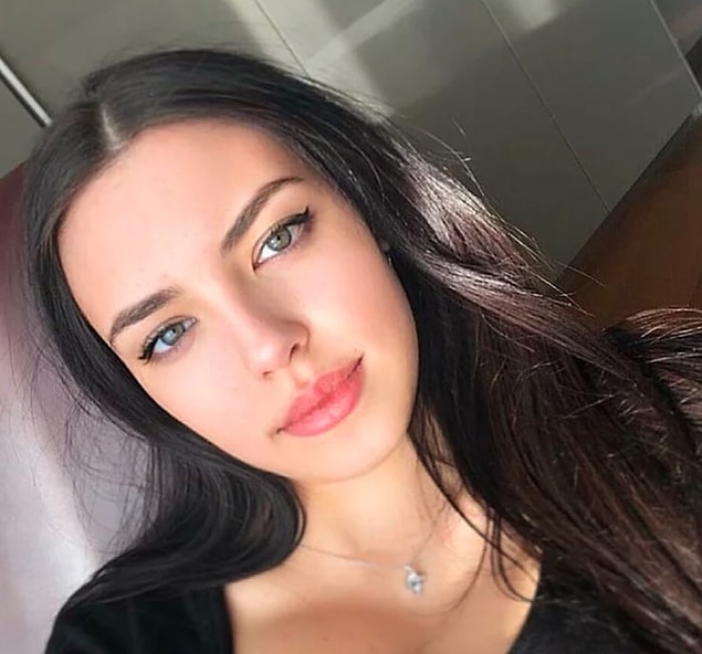 2. Aygün Aydın, jartiyerli pozlarına gelen eleştirilerden sonra sütyenli fotoğraflarla cevap verdi!