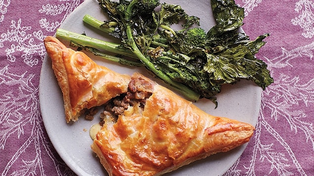 Kıymalı ve Cheddar Peynirli Milföy Böreği Tarifi