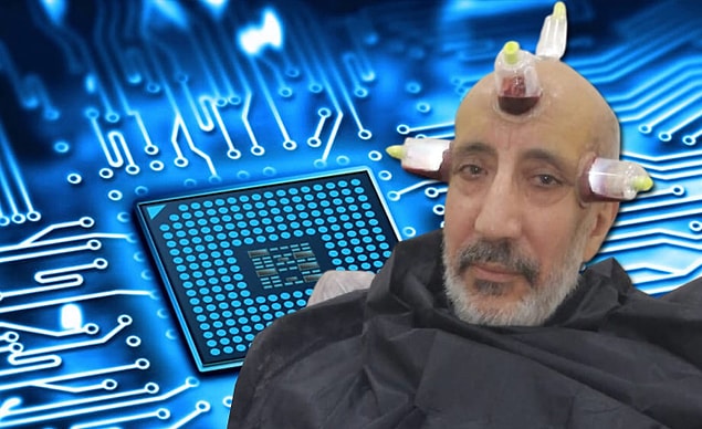 Derken pandemi tüm Dünya'yı esir aldı. Herkes evlere kapandı. Virüs Çin’den yayılmıştı. ABD’nin muhafazakar kitleleri bunun adına Çin virüsü demişti bile. Peki bu virüsün arkasında ne vardı? Çünkü bu kitlelere göre her şeyin arkasında bir GÜÇ ve komplo vardı. Önce virüs inkar edildi. Sonra virüsün bir biyolojik silah olduğu ve Çin tarafından dünyaya yayıldığı iddia edildi. Teoriler birbirini kovaladı. Bir teori yalanlandığında ortaya yenisi atıldı.