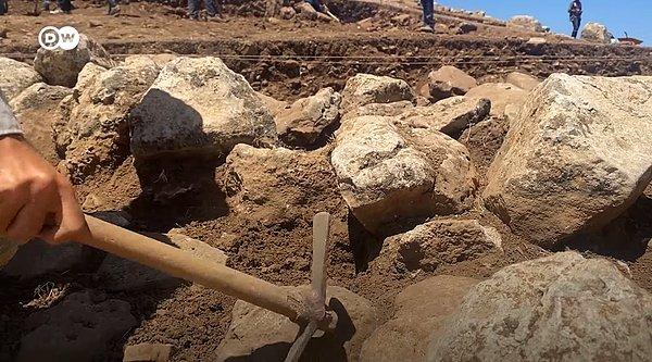 Araştırmalardan çıkan sonuçlara göre Karahantepe kalıntıları, Göbeklitepe'ye göre günümüze 200 veya 300 yıl daha yakın!