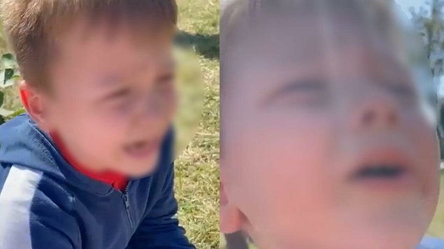 İstanbul Başakşehir'de aynı okulda okuyan çocuk ile bir arkadaşı kavga etti. Kavganın ardından okula giden kadın, oğluyla kavga eden 7 yaşlarındaki çocuğu yakaladı. Küçük çocuğu korkutan kadın onu göz yaşları içinde bıraktı. Kadın, kendi yaptığı zorbalığı cep telefonuyla kaydetti.