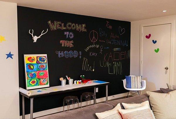 6. Kara tahta boyasıyla evinizde terapi ve yaratıcılık alanı oluşturabilirsiniz.