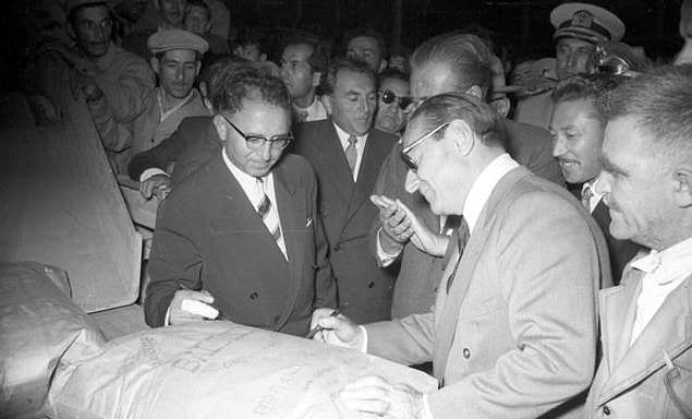 Atatürk ve Adnan Menderes Türkiye'deki çiftçilerin durumlarından ve ekonomiden söz ederler. Atatürk Aydın'dan ayrılırken Menderes'ten konuştuklarına ilişkin bir rapor ister.