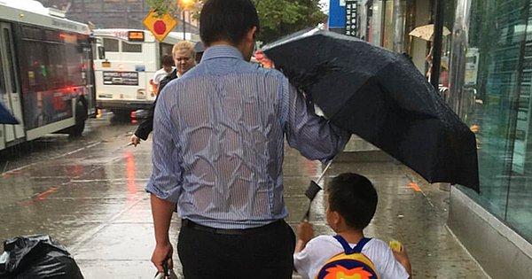 4. Yağmurda çocuğuyla birlikte yürüyen bir adam gördün ve sen arabadasın. Hangisini yaparsın?