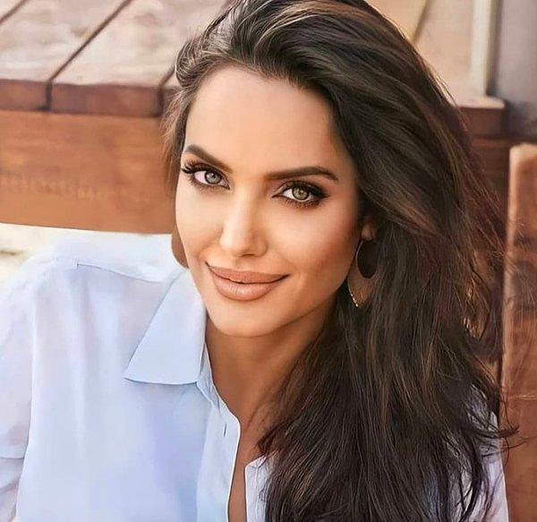 Gerek yardımsever duruşu gerek oyunculuğu gerek ise güzelliğiyle tüm dünyanın dilinden düşmeyen isim Angelina Jolie...