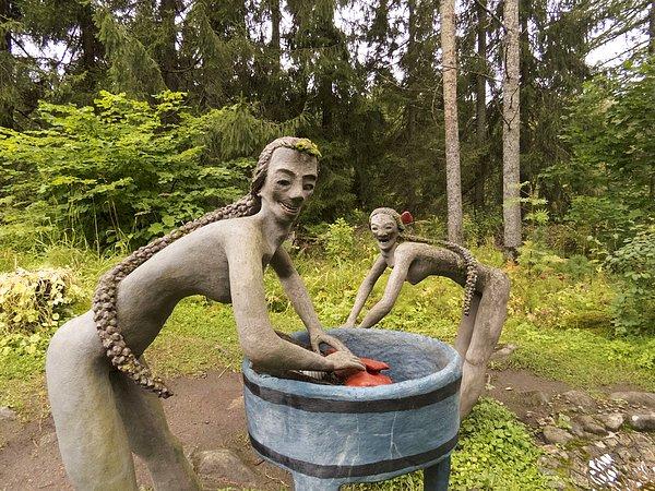 Finlandıya'da bir heykeltraş hayatındaki tüm önemli anları ve duyguları heykellerinde yaşatmak istemişti. Mimiklerinin o kadar gerçekçi olmasını istiyordu ki heykellerinin ağzını insan dişlerinden yapmıştı!