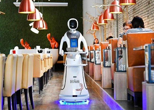 10. Müşterilere garsonlar yerinde robotların servis yaptığı bu popüler robot restoranlar.