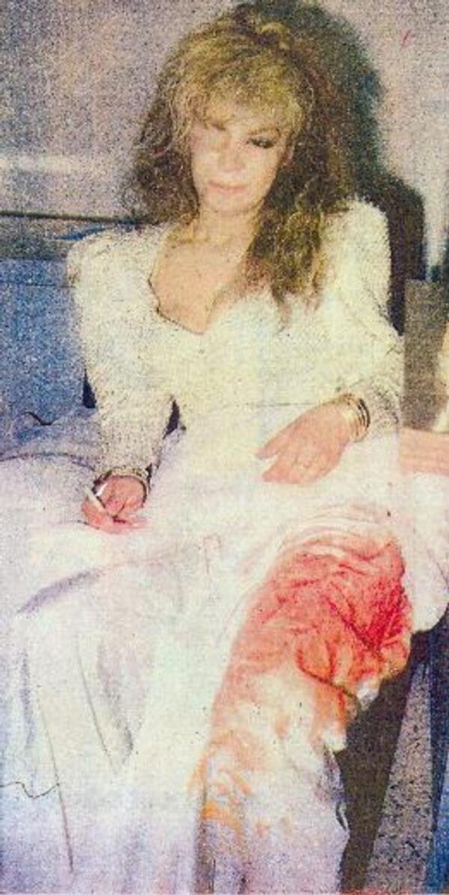 Bu arada bir de sahnede bıçaklanma olayı var Bergen'in. Konser için Adana'dayken gazinonun fotoğrafçısı tarafından bıçaklandı. Herkes bu olayın Halis tarafından yapıldığından emin olsa da Bergen inkar etti. "Hayır bu gazinocular arasındaki bir olay, onunla ilgisi yok. Benim şanssızlığım o an sahnede olmaktı" dedi.