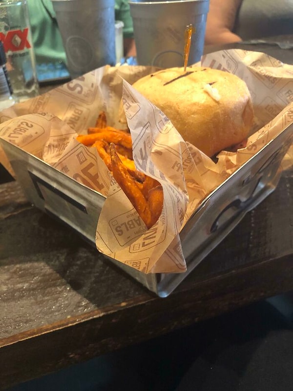 19. Моя еда была подана на сложенном номерном знаке