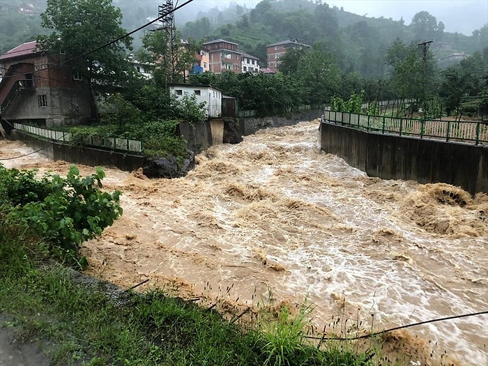 Meteoroloji Uyarı! Karadeniz'de 6 İl İçin Sel ve Heyelan Uyarısı