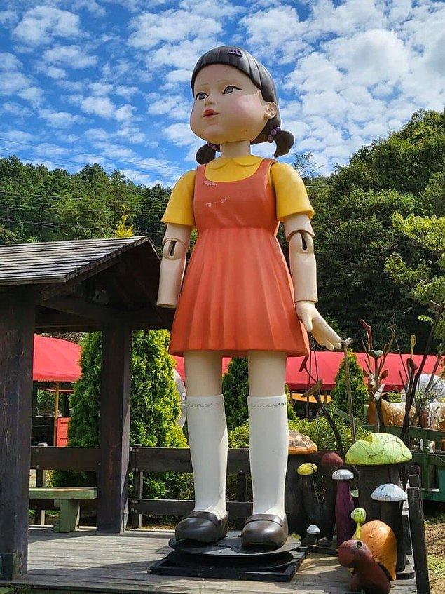 12. Kırmızı ışık yeşil ışık oyunundaki dev oyuncak bebek ise gerçek. Kendisi Incheon kentinde bir müzede sergileniyor ama bir kolu eksik.