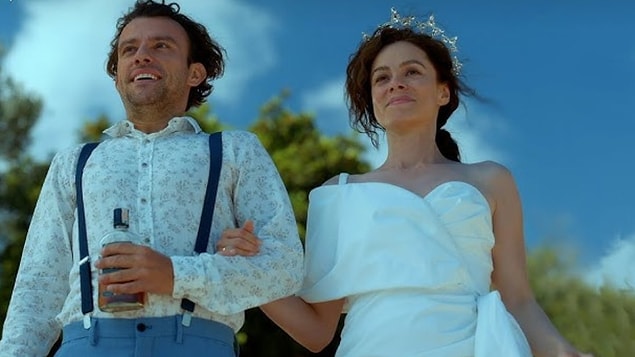 3. Ve bu muhteşem seçim... Özge Özpirinçci ve Salih Bademci hem ayrı ayrı iki şahane oyuncu, hem de bir araya geldiklerinde çok gerçek bir ikili. Sevmeleri, nefret etmeleri, hırsları, merhametleri, neşeleri, depresyonları ile o kadar iyi iş çıkarmışlar ki ağzınız açık izliyorsunuz.