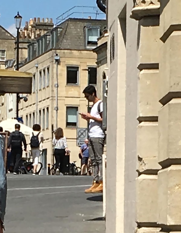 9. Тень и склон создают впечатление, будто он парит