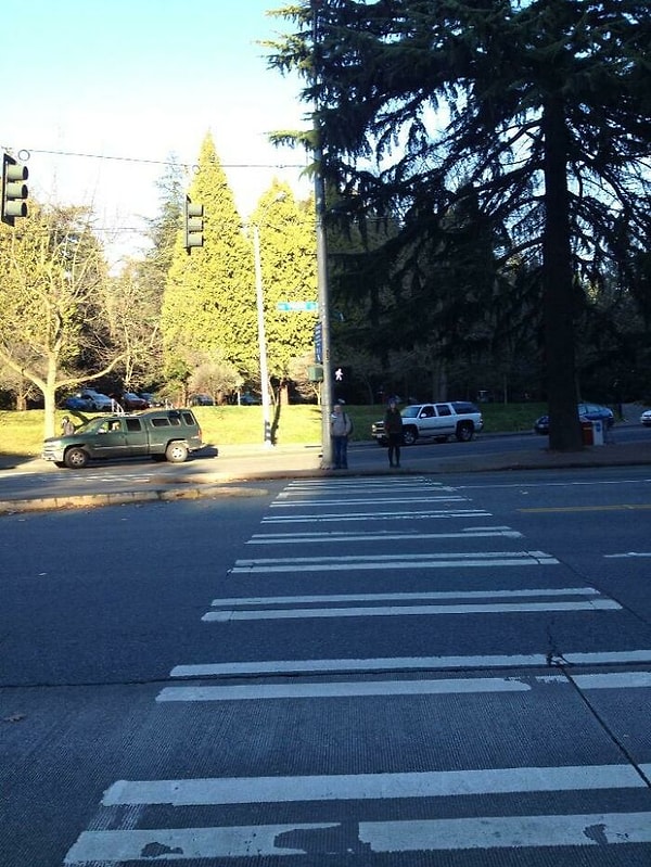 12. Эта тень, идеально совпадающая со столбом уличного фонаря