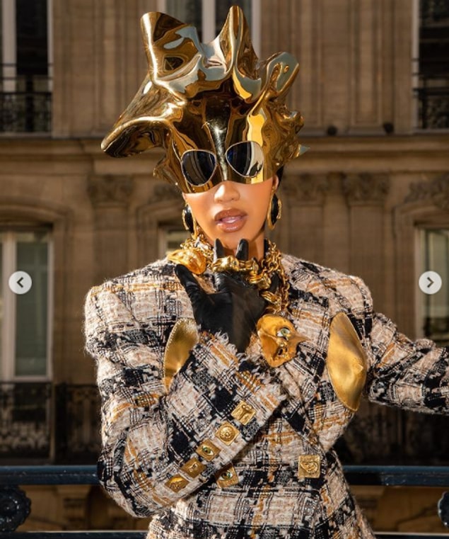 Cardi'nin Paris Moda Haftası macerası burada bitmedi tabii ki, dün sabah da Prada kıyafetleriyle görüntülendi kendisi.