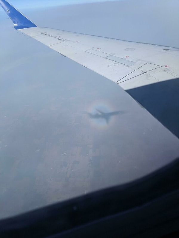 Настоящая полная радуга и тень моего самолета