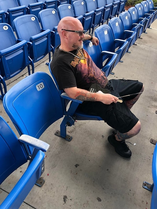 8. "Babam ve kendim için konser bileti almıştım. Bu benim koltuğum."