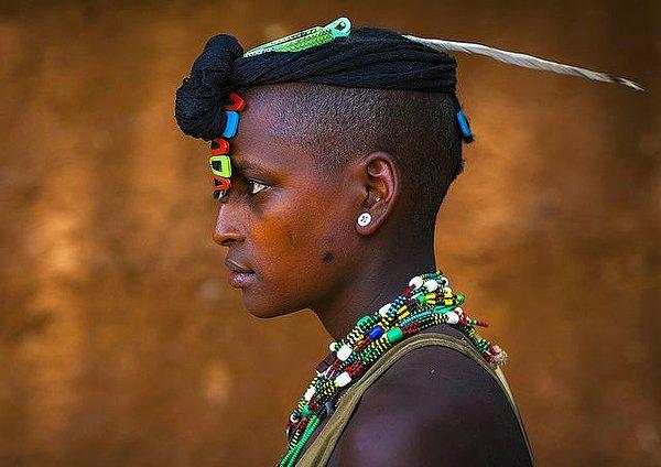 Rengarenk boncuklarıyla  rengarenk insanları olan Banna kabilesi