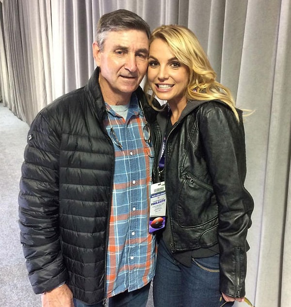 Также ходили слухи, что за ней шпионили, и весь ее Instagram выглядел очень странно, люди видели сообщения с криками о помощи