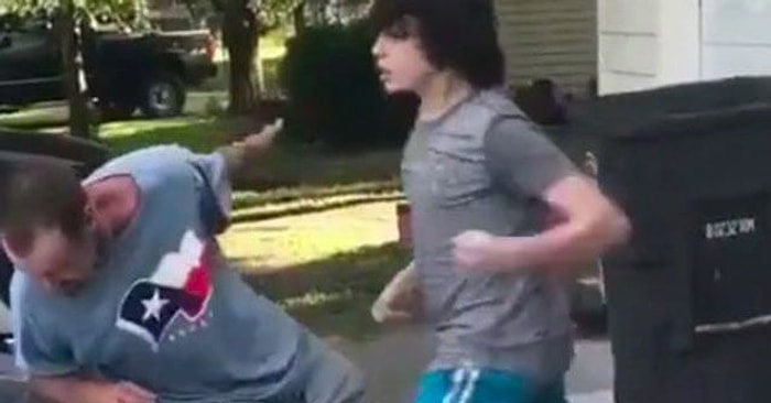 En Yakın Arkadaşı İçin Irkçı Kelime Kullanan Üvey Babasını Yumruklarıyla Bayıltan Genç