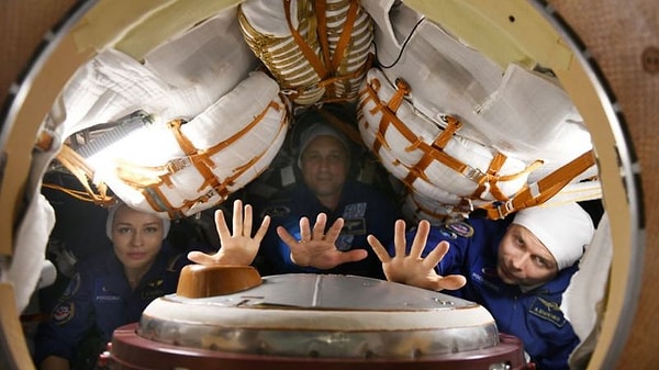 Soyuz MS-19 aracı ile Kazakistan'ın Baykonur üssünden uzaya gönderilen ekibin içinde filmin yönetmeni Klim Şipenko ve 37 yaşındaki oyuncu Yuliya Peresild ile onlara eşlik eden kozmonot Anton Şkaplerov da bulunuyor.