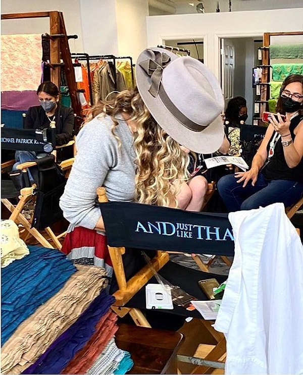 Несмотря на трагическую потерю ее друга и напарника, Сара Джессика была замечена снова на съемках фильма «И просто так» несколько дней спустя.