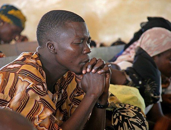 1. "Nijerya'da bütün toplantı ve buluşmalar dua ile başlar. Hatta ülkenin Federal Konseyi toplantıları ve futbol takımının maçları öncesinde bile dua ederler."