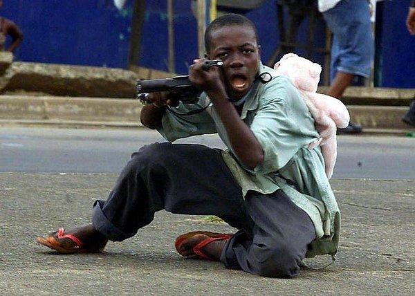 1. İkinci Liberya İç Savaşı sırasında sırtında oyuncak ayılı çantasıyla savaşmak durumunda kalan çocuk:😢