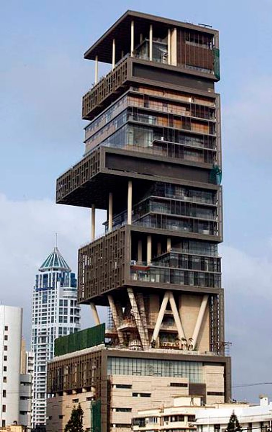 27 katli bir mustakil rezidans icerisinde kosu parkuru ve yaris pisti bulunan dunyanin en pahali evi antilia
