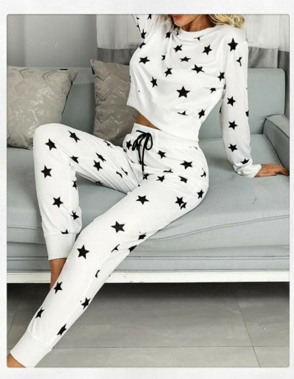 9. Yıldız desenli beyaz pijama seti ile evinizde rahatlarken daha da rahat hissedeceksiniz...