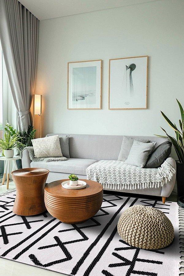 6. İskandinav desenli, örgü saçaklı kilim oturma odanız için güzel bir seçenek. Üstelik kaydırmaz özellikli.