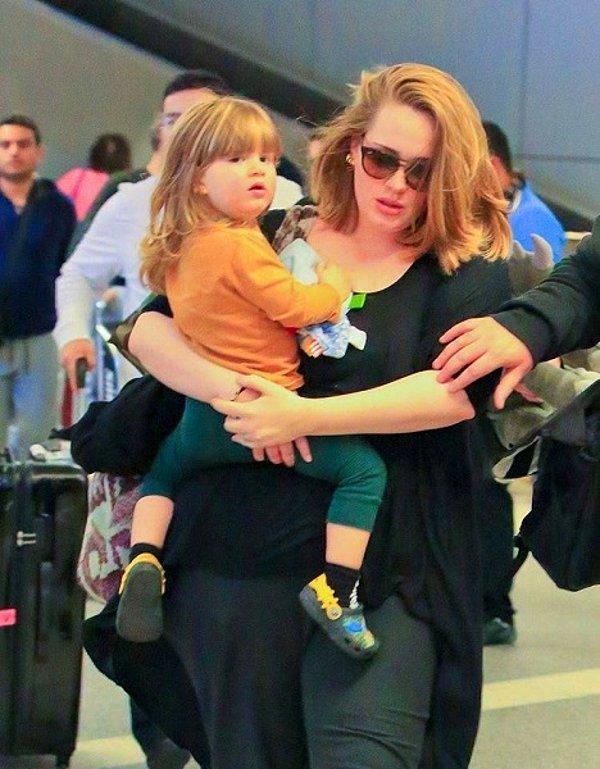 Tüm bu başarıların yanına anneliği de ekleyen Adele, 2012'de doğan oğlunun ardından müzik sahnesinden yavaş yavaş uzaklaştı ve 2017'de tamamen anneliğe odaklanmaya karar verdi.