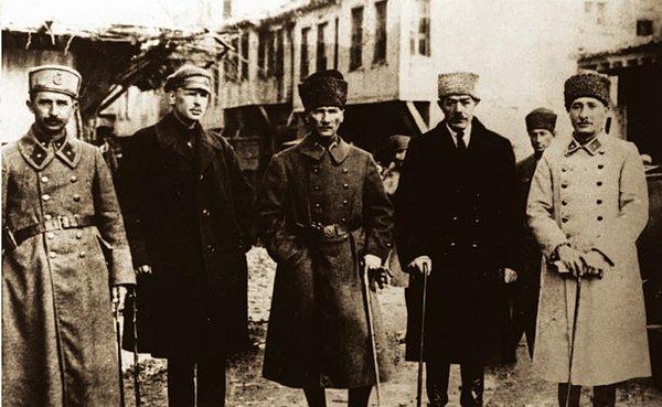 Ayrıca Aralov, elçilikte sıklıkla Paşa onuruna davetler düzenler ve ikili kişisel olarak da yakınlaşır. Hatta Paşa 5 Mayıs 1922'de bir resmini "Aralof Yoldaşa" notunu da ekleyerek kendisine verir.