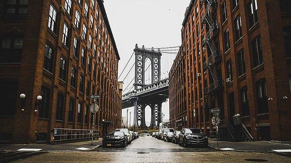 Medya, sanat ve ekonominin başkenti olan New York, gökdelenleri, müzeleri, meşhur köprüleri ve hareketli günlük hayatı ile birçok insanın gözde şehri olmayı başarmış, pahalı ama görmeye değer şehirlerden.