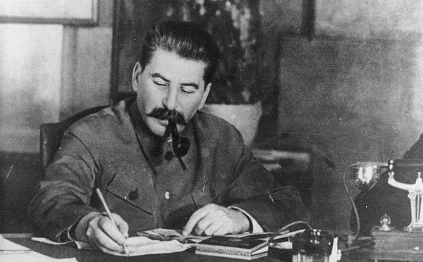 6. Stalin depresyondan mustaripti. Rus psikiyatrist Vladimir Bekhterev, Stalin'i muayene ettikten sonra tek bir sözcük söyledi.