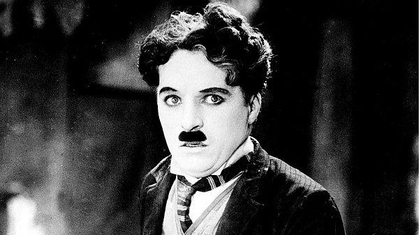 7. Charlie Chaplin'in bir bıyığı yok, makyajının bir parçasıydı.