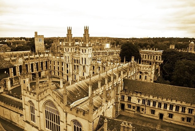 Babasının birkaç yıl sonra oyun yazarı Florence Oliffe ile evlenmesiyle birlikte Bell'in üç yeni üvey kardeşi oldu. Çocukluk dönemi onlarla geçerken tarih okumak için Oxford Üniversitesi'ne gitti ve okuldan birincilikle mezun olan ilk kadın olarak tarihe geçti.