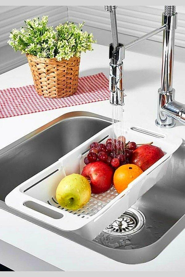 2. Artık sebze ve meyve yıkarken çektiğiniz çile sona eriyor. Lavabo içine yerleştireceğiniz bu aparatla artık ıspanaklar düşünsün!