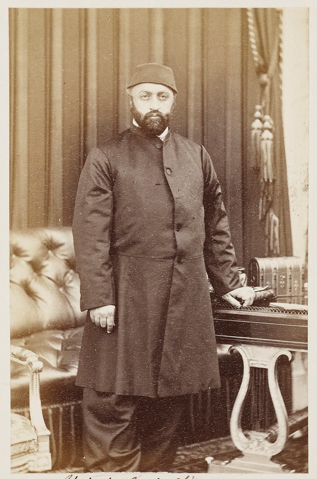 İmparatoriçenin bir haftalık dolu dolu İstanbul gezisi müthiş bir şekilde ilerlerken son günlerde dedikodular yayılmaya başladı. İddiaya göre 17 Ekim gecesi Abdülaziz, Beylerbeyi'ndeki tüm görevlilere izin verip İmparatoriçe ile yalnız kalmak istemişti.