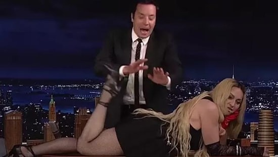 Ünlü Yıldız Madonna Canlı Yayında Masanın Üzerine Yatıp Eteğini Kaldırdı! İşte O Anlar...