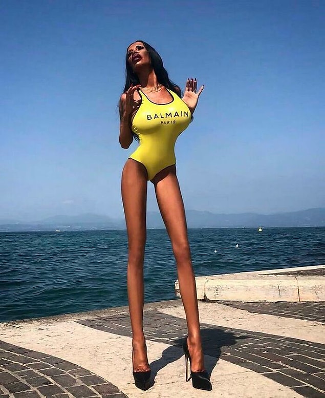 1. Bacak boyu ve büyük göğüsler galiba bu kişi için çok önemli.