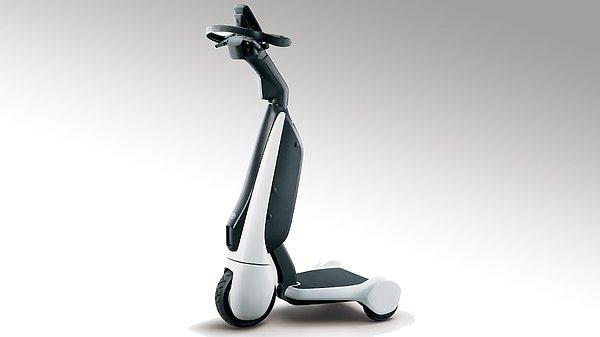 Scooter tarzı ayakta kullanılabilen bu mobilet, aynı zamanda oturma yeri olan ve tekerlekli sandalye bağlantılı modelleri ile satışa sunulacak.