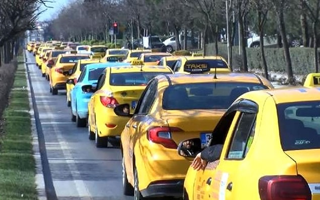 Bu durumun en büyük nedenlerinden bir tanesi de taksicilerin kendi vatandaşları yerine turistleri tercih etmesi.
